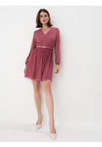 Mohito - Sukienka mini z dekoltem V - Różowy. Kolor: różowy. Długość: mini #2