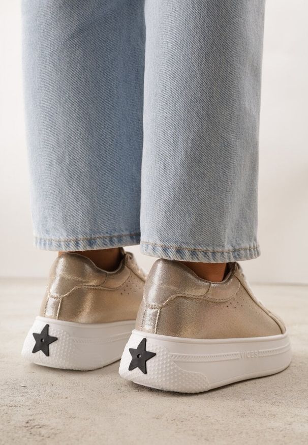 Renee - Złote Sneakersy VICES Ozdobione Gwiazdą i Błyszczącą Wstawką Oranatta. Okazja: na co dzień. Kolor: złoty. Materiał: jeans. Wzór: aplikacja