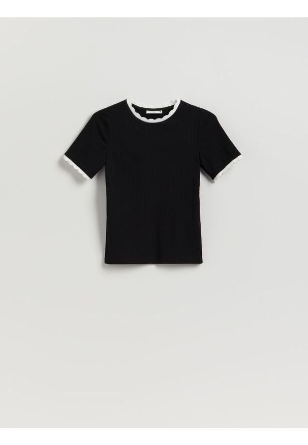 Reserved - T-shirt z ozdobną lamówką - czarny. Kolor: czarny. Materiał: dzianina, wiskoza