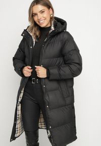 Born2be - Czarna Długa Kurtka Pikowana z Kapturem Genama. Okazja: na co dzień, na spacer. Typ kołnierza: kaptur. Kolor: czarny. Materiał: poliester, dzianina, jeans. Długość: długie. Styl: klasyczny, casual #7