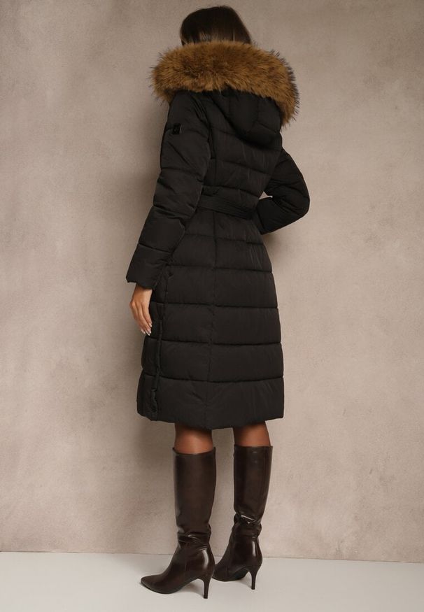 Renee - Czarna Pikowana Kurtka o Długim Kroju z Paskiem i Kapturem z Futrem Aveslia. Kolor: czarny. Materiał: futro. Długość: długie