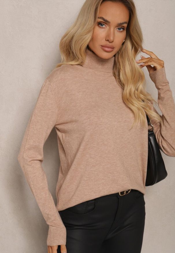 Renee - Beżowy Klasyczny Golf z Bawełną Gemiella. Okazja: na co dzień, na spotkanie biznesowe. Typ kołnierza: golf. Kolekcja: plus size. Kolor: beżowy. Długość: długie. Wzór: aplikacja. Materiał: bawełna. Długość rękawa: długi rękaw. Styl: klasyczny