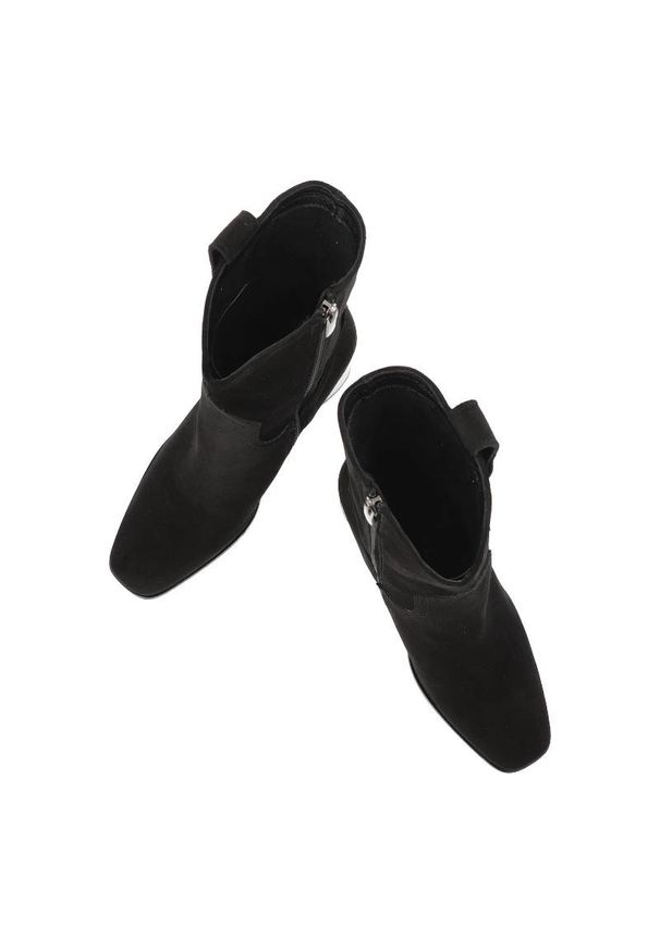 Czarne Botki Karino Damskie Modne Obuwie Jesienne. Kolor: czarny. Materiał: welur, materiał, zamsz. Szerokość cholewki: normalna. Sezon: jesień