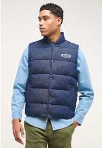 Mustang - MĘSKI BEZRĘKAWNIK MUSTANG Dennis Denim Quilt Denim Blue 1013496 5000 800. Materiał: denim. Długość rękawa: bez rękawów #1