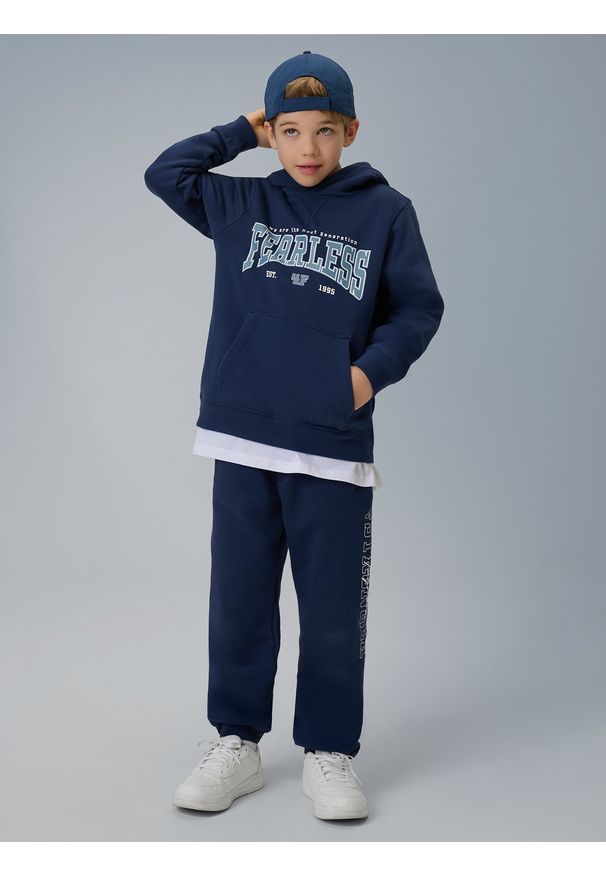 4f - 4F Bluza dresowa regular z kapturem chłopięca - granatowa 134 (8-9 lat). Okazja: na co dzień. Typ kołnierza: kaptur. Kolor: niebieski. Materiał: dresówka. Sezon: lato. Styl: klasyczny, casual