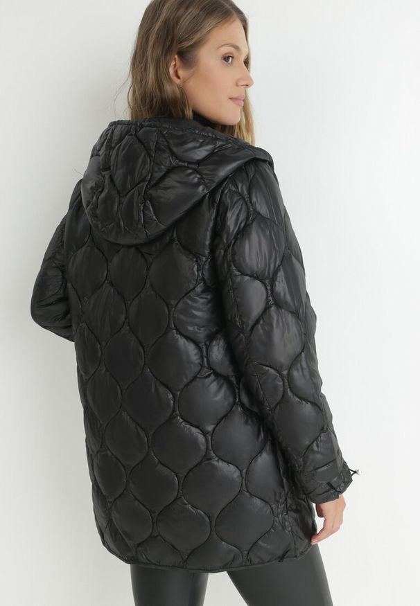 Born2be - Czarna Kurtka z Geometrycznym Pikowaniem i Kapturem Cala. Okazja: na co dzień. Kolor: czarny. Materiał: tkanina. Długość rękawa: długi rękaw. Długość: długie. Wzór: geometria. Styl: casual