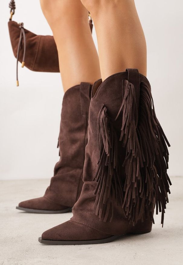 Renee - Brązowe Botki Kowbojki na Słupku Ozdobione Frędzlami i Wywiniętą Cholewką Aedime. Okazja: na co dzień. Kolor: brązowy. Szerokość cholewki: normalna. Wzór: aplikacja. Obcas: na słupku. Styl: casual