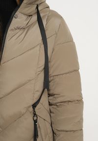 Born2be - Beżowa Długa Kurtka Pikowana z Kapturem i Ozdobnymi Suwakami Hediella. Okazja: na co dzień. Typ kołnierza: kaptur. Kolor: beżowy. Materiał: jeans, dzianina. Długość: długie. Styl: klasyczny, casual, elegancki #5