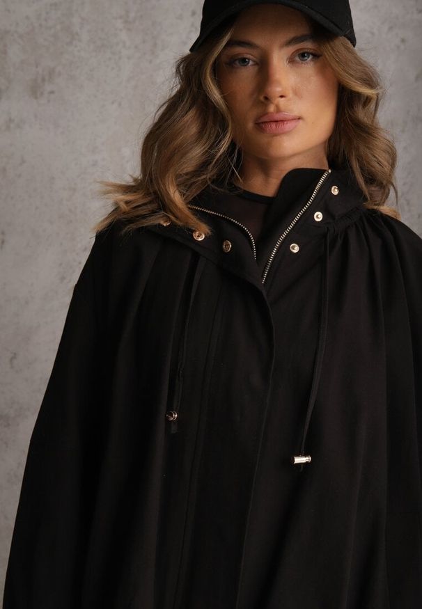 Renee - Czarna Oversizowa Kurtka Przejściowa o Kroju Bombki z Bawełny i Wiskozy Birana. Okazja: na co dzień. Typ kołnierza: kaptur. Kolor: czarny. Materiał: wiskoza, bawełna. Styl: casual