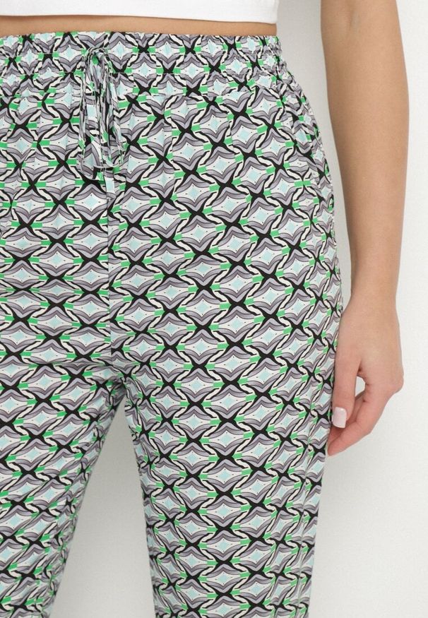 Born2be - Zielone Spodnie z Bawełny z Gumką w Talii i Kieszeniami w Geometryczny Wzór Lisadelia. Okazja: na co dzień. Kolor: zielony. Materiał: bawełna. Wzór: geometria. Styl: klasyczny, elegancki, casual