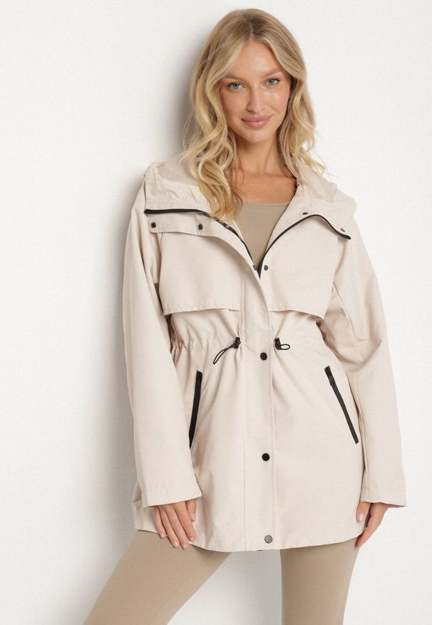 Born2be - Jasnobeżowa Klasyczna Kurtka Parka z Kapturem i Ściągaczem w Pasie Cinelle. Okazja: na co dzień. Typ kołnierza: kaptur. Kolor: beżowy. Materiał: jeans, skóra. Styl: klasyczny