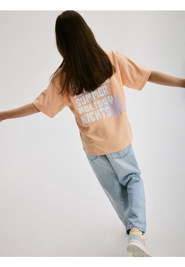 Reserved - T-shirt z nadrukiem - brzoskwiniowy. Kolor: pomarańczowy. Materiał: bawełna. Wzór: nadruk