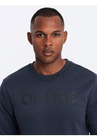 Ombre Clothing - Klasyczna bluza dresowa męska z napisem – granatowa V3. Okazja: na co dzień. Kolor: niebieski. Materiał: dresówka. Wzór: napisy. Styl: klasyczny #2