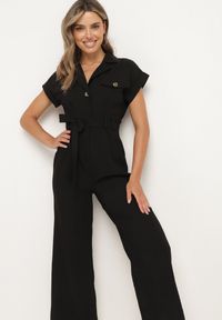 Born2be - Czarny Kombinezon z Krótkim Rękawem i Szerokimi Nogawkami z Materiałowym Paskiem Floeria. Okazja: na co dzień. Kolor: czarny. Materiał: materiał. Długość rękawa: krótki rękaw. Długość: krótkie. Styl: wizytowy, casual, elegancki #3