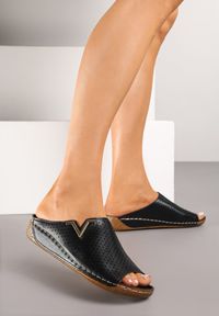 Born2be - Czarne Klapki Vices z Perforowaną Cholewką Sarianae. Okazja: na co dzień. Kolor: czarny. Styl: elegancki, casual