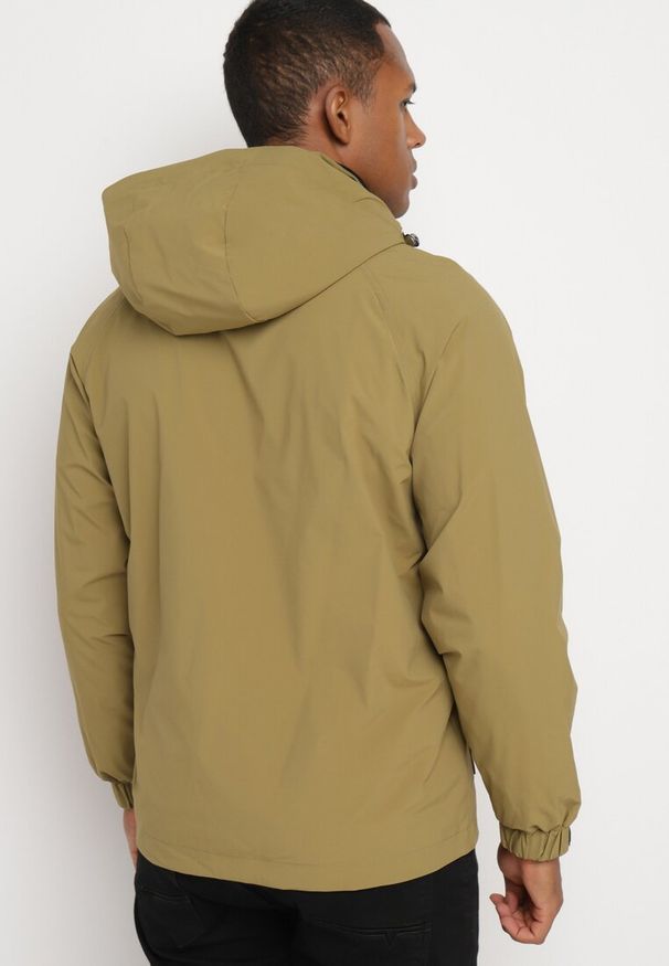 Born2be - Jasnozielona Kurtka Wiatrówka Pikowana z Ociepleniem i Odpinanym Kapturem Bralinae. Okazja: na co dzień. Kolor: zielony. Styl: casual