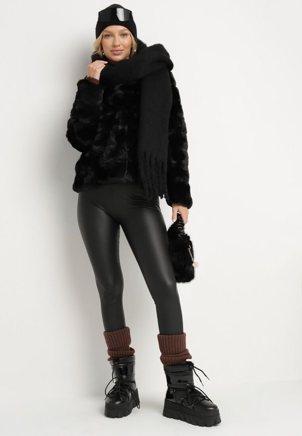 Born2be - Czarna Kurtka Futrzana z Przeszyciami Raline. Kolor: czarny. Materiał: futro