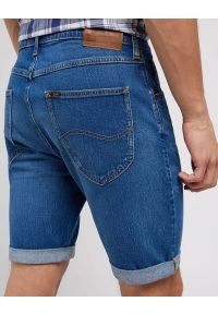 Wrangler - LEE 5 POCKET SHORT MĘSKIE SZORTY KRÓTKIE SPODNIE JEANSOWE WARM 112349234 L73M016079. Okazja: na co dzień, na spacer. Materiał: jeans. Długość: krótkie. Wzór: nadruk, jednolity. Sezon: lato. Styl: klasyczny, elegancki, casual