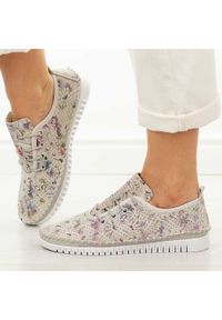 Beżowe skórzane półbuty damskie Cambell 13304. Okazja: na co dzień. Zapięcie: sznurówki. Kolor: beżowy. Materiał: skóra. Szerokość cholewki: normalna. Wzór: ażurowy. Sezon: wiosna, lato, jesień. Styl: casual, klasyczny, elegancki #1