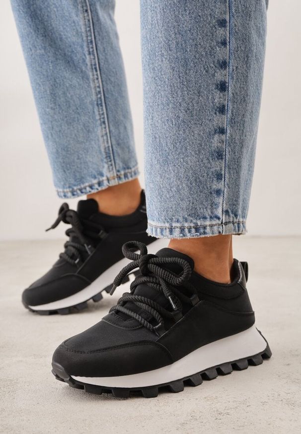 Renee - Czarne Sneakersy na Platformie Ozdobionej Tłoczeniem Zerla. Okazja: na co dzień. Kolor: czarny. Materiał: jeans. Wzór: aplikacja. Obcas: na platformie