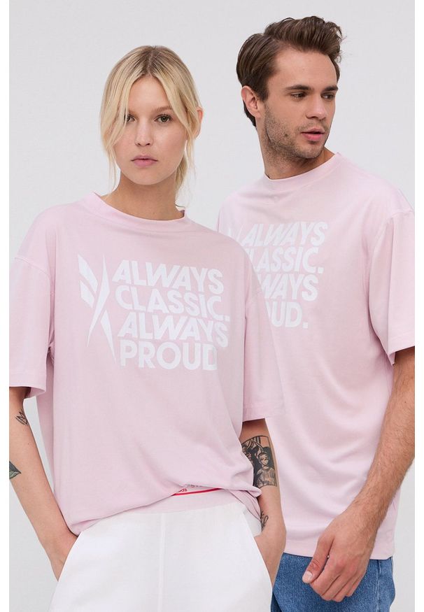 Reebok - T-shirt. Kolor: różowy. Materiał: włókno, dzianina, materiał. Wzór: nadruk
