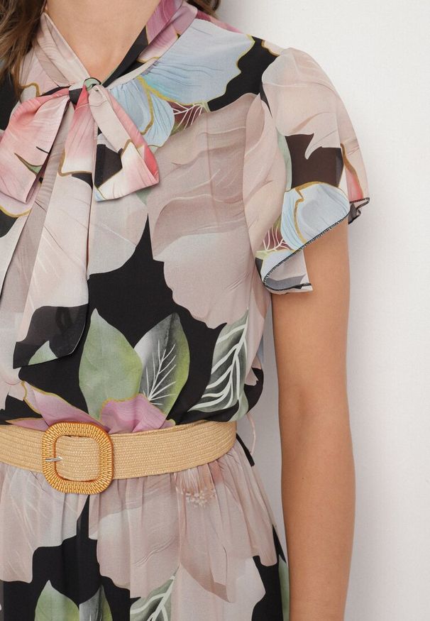 Born2be - Czarna Sukienka o Rozkloszowanym Kroju z Wiązaniem przy Dekolcie i Paskiem Sorilina. Okazja: na co dzień. Kolor: czarny. Długość rękawa: krótki rękaw. Wzór: kwiaty. Styl: casual, elegancki