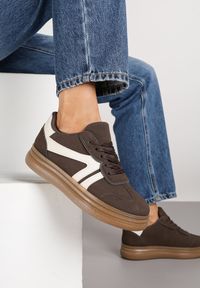 Renee - Brązowe Sneakersy Tenisówki Ozdobione Geometrycznym Wzorem Shie. Okazja: na co dzień. Kolor: brązowy. Materiał: jeans. Wzór: aplikacja, geometria