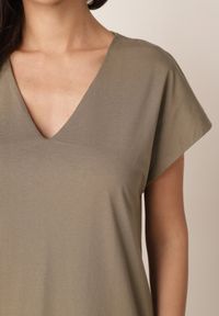 Born2be - Zielona Bawełniana Sukienka Pudełkowa o Fasonie Oversize z Kieszeniami Thaelusa. Okazja: na co dzień. Kolor: zielony. Materiał: bawełna. Typ sukienki: oversize. Styl: casual #4