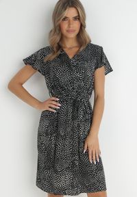 Born2be - Czarna Sukienka Kepherine. Kolor: czarny. Materiał: tkanina, materiał. Wzór: kropki. Typ sukienki: kopertowe. Długość: mini #1