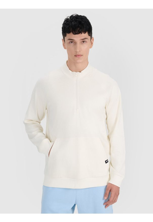 4f - 4F Bluza dresowa nierozpinana bez kaptura męska - biała S. Okazja: na co dzień. Typ kołnierza: bez kaptura. Kolor: biały. Materiał: dresówka. Długość rękawa: raglanowy rękaw. Wzór: ze splotem. Styl: sportowy, casual, elegancki, street