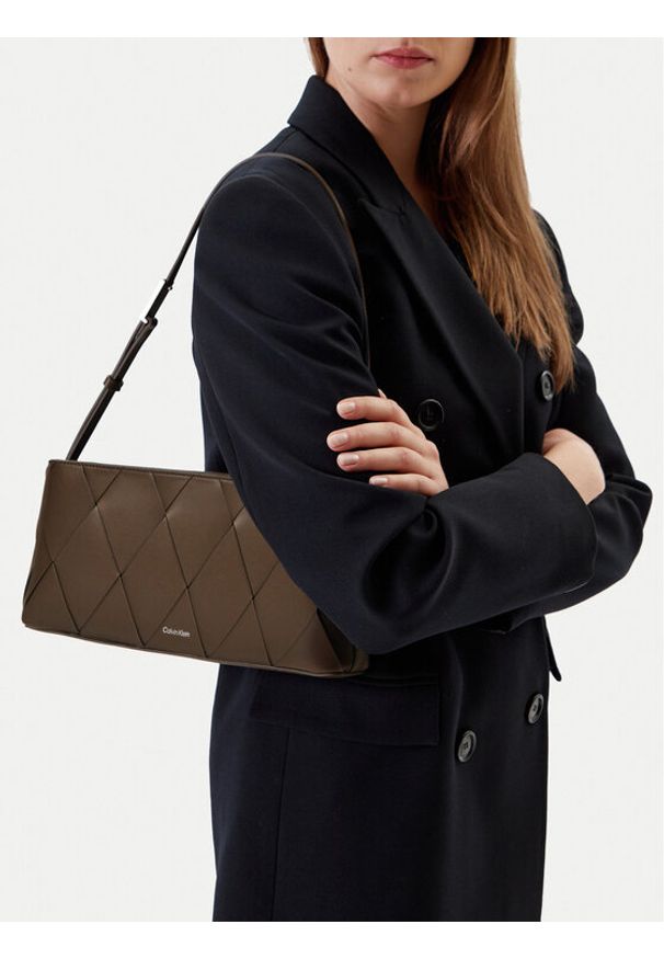 Calvin Klein Torebka Ck Woven Elongated Shoulder Bag K60K612992 Brązowy. Kolor: brązowy. Materiał: skórzane