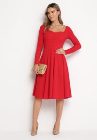 Born2be - Czerwona Rozkloszowana Sukienka Midi z Ozdobnymi Guzikami Aramita. Kolor: czerwony. Długość rękawa: długi rękaw. Wzór: aplikacja. Długość: midi