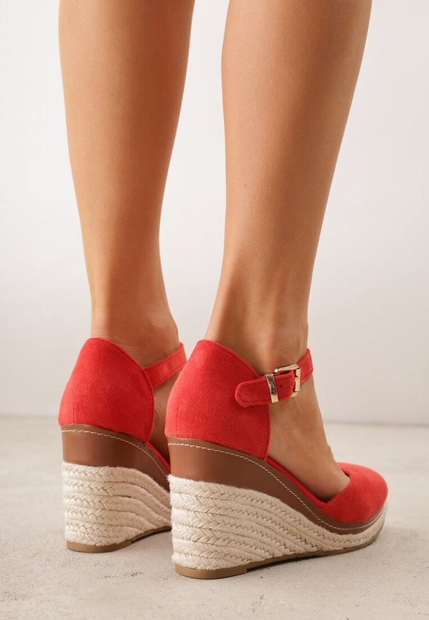Renee - Czerwone Sandały VICESna Plecionym Koturnie Laraifa. Okazja: na co dzień. Kolor: czerwony. Wzór: kwiaty. Obcas: na koturnie. Styl: elegancki, casual