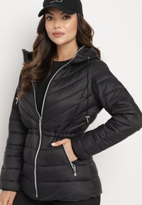 Born2be - Czarna Pikowana Kurtka z Kapturem i Ozdobnymi Sznurkami Zailora. Okazja: na co dzień. Typ kołnierza: kaptur. Kolor: czarny. Materiał: jeans. Styl: elegancki, casual #6