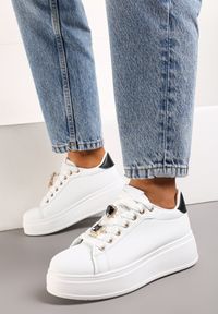 Renee - Biało-Czarne Sneakersy na Platformie z Metalicznymi Ozdobami Tranquilla. Okazja: na co dzień. Kolor: biały. Materiał: jeans, bawełna. Wzór: aplikacja. Obcas: na platformie #2