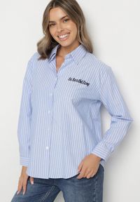 Born2be - Jasnoniebieska Koszula w Paski Zdobiona Haftem Denelle. Okazja: do pracy, na co dzień, na spotkanie biznesowe. Typ kołnierza: kołnierzyk klasyczny. Kolor: niebieski. Materiał: jeans. Długość rękawa: długi rękaw. Długość: długie. Wzór: haft, aplikacja, paski. Styl: casual, klasyczny, biznesowy #4