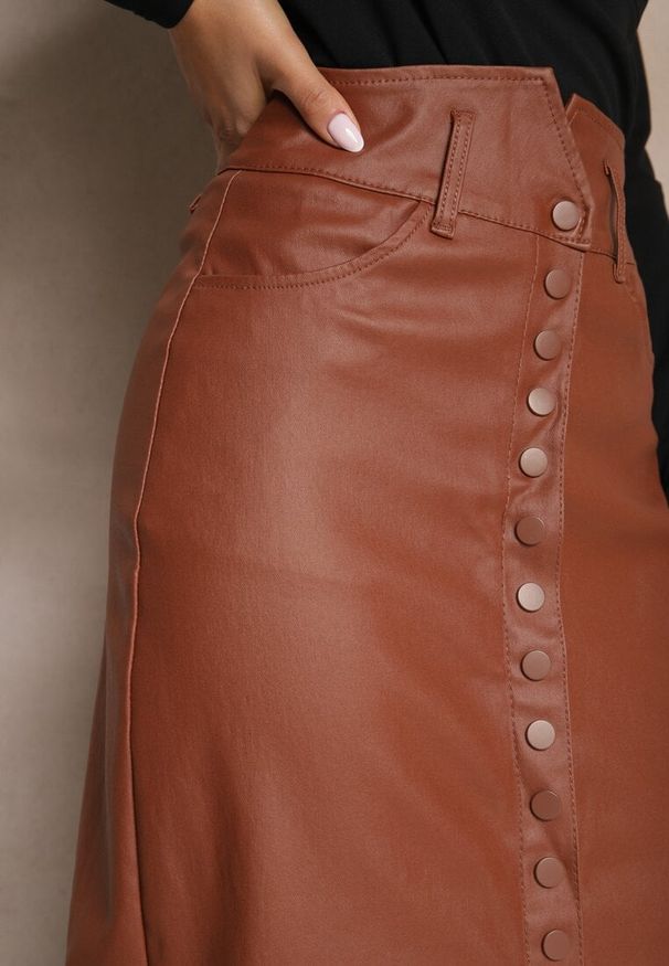 Renee - Jasnobrązowa Spódnica z Ekoskóry High Waist z Rozcięciem i Napami z Przodu Asttia. Okazja: na co dzień. Stan: podwyższony. Kolor: brązowy. Materiał: bawełna. Sezon: zima, jesień. Styl: casual