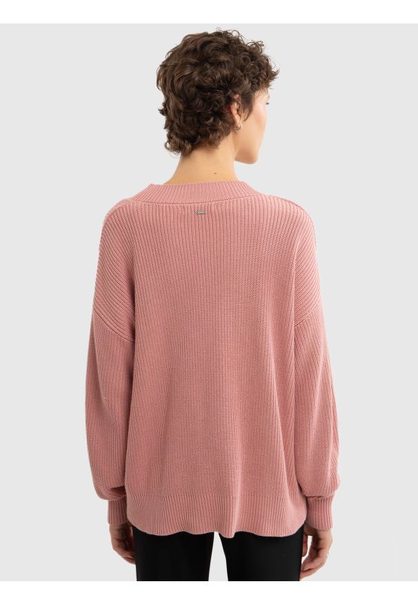 Big-Star - Sweter damski z wiskozy z dekoltem v-neck różowy Cyntiana 600. Okazja: na co dzień, na spotkanie biznesowe. Typ kołnierza: dekolt w kształcie V. Kolor: różowy. Materiał: wiskoza. Styl: biznesowy, casual, elegancki