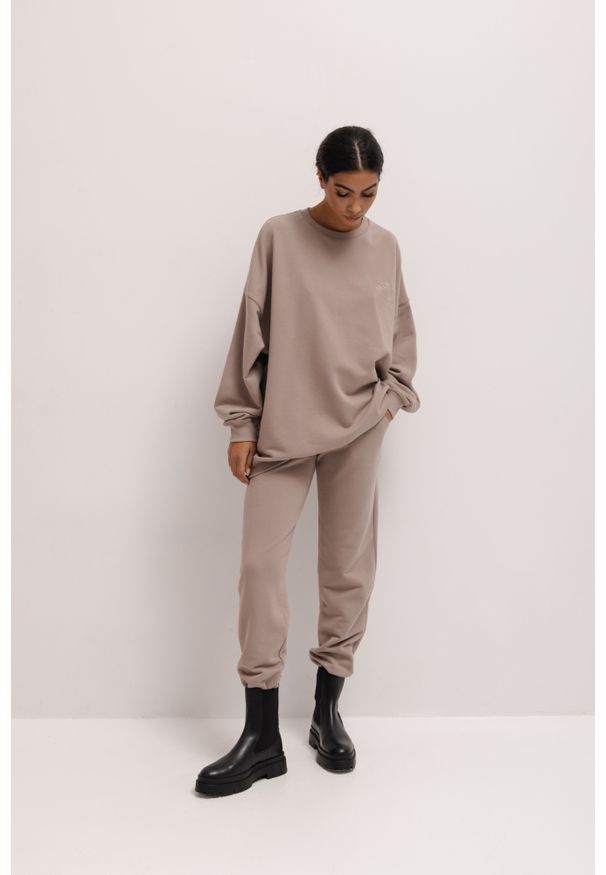 Marsala - Spodnie dresowe typu jogger w kolorze BROWN FRAPPE - DISPLAY-XL. Stan: podwyższony. Kolor: brązowy. Materiał: dresówka. Styl: elegancki
