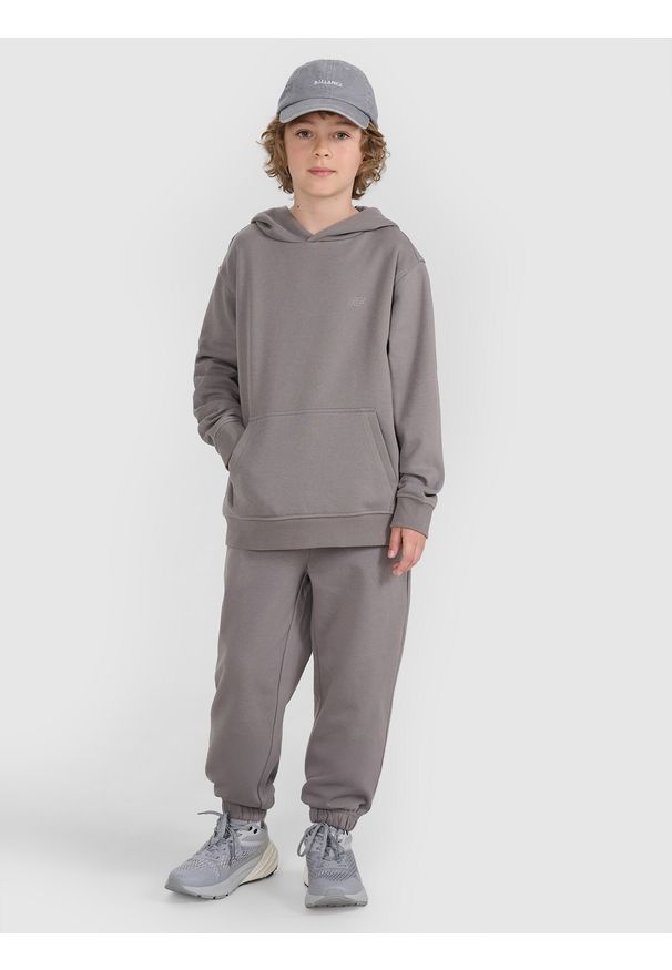 4f - 4F Bluza dresowa nierozpinana z kapturem chłopięca - szara 122 (6-7 lat). Okazja: na co dzień. Typ kołnierza: kaptur. Kolor: szary. Materiał: dresówka. Wzór: gładki, ze splotem. Sezon: lato. Styl: casual, młodzieżowy, sportowy