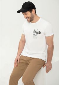 Volcano - Biała koszulka z delikatnym nadrukiem T-LUMINARY. Kolor: biały. Materiał: bawełna, tkanina, materiał, jeans, skóra. Długość rękawa: krótki rękaw. Długość: krótkie. Wzór: nadruk. Styl: klasyczny