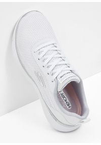 bonprix - Sneakersy Skechers z pianką Memory. Kolor: biały