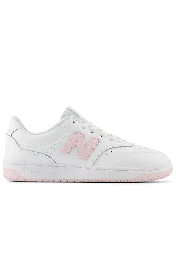 Buty New Balance BBW80PNK - białe. Okazja: na co dzień. Kolor: biały. Materiał: guma, materiał, skóra, syntetyk. Szerokość cholewki: normalna. Sport: turystyka piesza, koszykówka