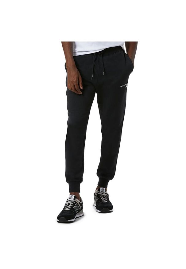 Spodnie dresowe New Balance MP03904BK - czarne. Kolor: czarny. Materiał: dresówka. Wzór: aplikacja