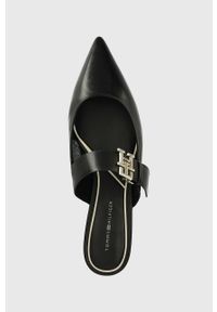TOMMY HILFIGER - Tommy Hilfiger klapki skórzane TH POINTY FEMININE MULE damskie kolor czarny FW0FW06997. Kolor: czarny. Materiał: skóra. Wzór: gładki. Obcas: na obcasie. Wysokość obcasa: niski #5