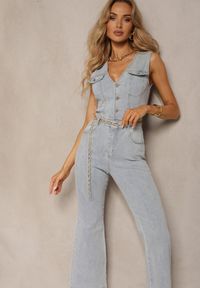 Renee - Jasnoniebieski Taliowany Jeansowy Kombinezon z Bawełny z Dzwonami z Guzikami i Imitacją Kieszeni Abnelia. Kolor: niebieski. Materiał: bawełna, jeans. Styl: retro, elegancki