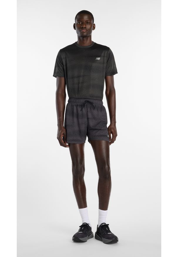 Koszulka męska New Balance MT61G4S7BGR – czarna. Kolor: czarny. Materiał: materiał, bawełna, poliester. Długość rękawa: krótki rękaw. Długość: krótkie