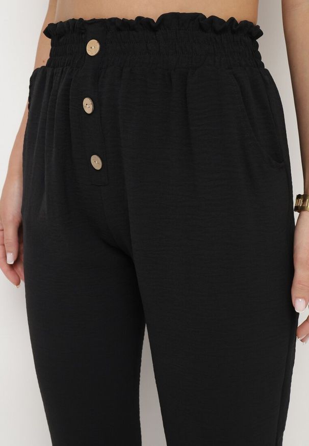 Born2be - Czarne Spodnie z Wysoką Talią Typu Paper Bag z Gumką w Pasie Noravia. Okazja: na co dzień. Kolor: czarny. Styl: klasyczny, casual, elegancki