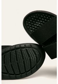 Crocs - Sandały. Kolor: czarny. Materiał: materiał, guma. Wzór: gładki