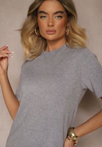 Renee - Szara T-shirtowa Sukienka z Wiskozowej Dzianiny z Ozdobnymi Guzikami Narossa. Okazja: na co dzień. Kolor: szary. Materiał: wiskoza, dzianina. Długość rękawa: krótki rękaw. Styl: casual, elegancki #5